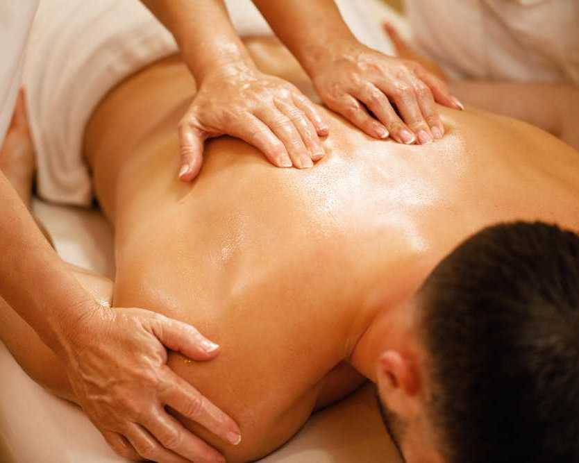 professional-four-hands-massage-services-at-am-health-clinic