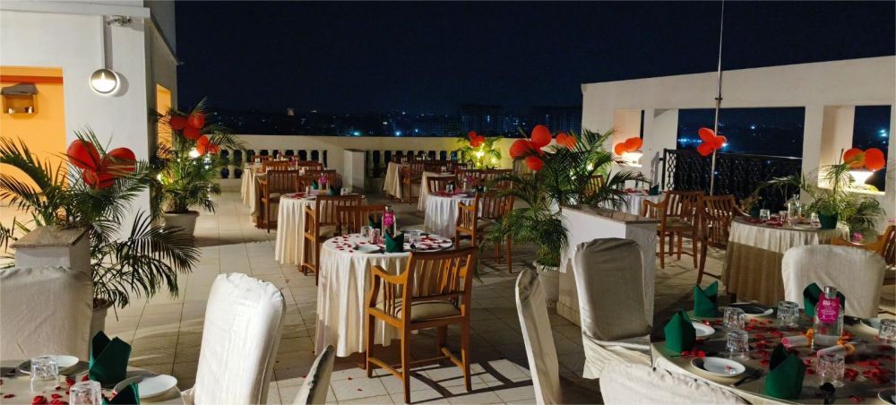 rooftop-dining-restaurant-in-mysore-regenta-central-herald-big-0