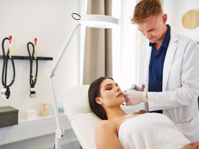 best-dermatologist-in-noida-at-arcane-clinic