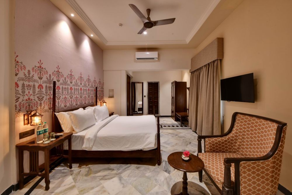 royal-rooms-suites-in-a-heritage-fort-udaipur-big-0
