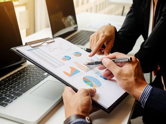 why-businesses-in-delhi-prefer-hiring-a-gem-consultant