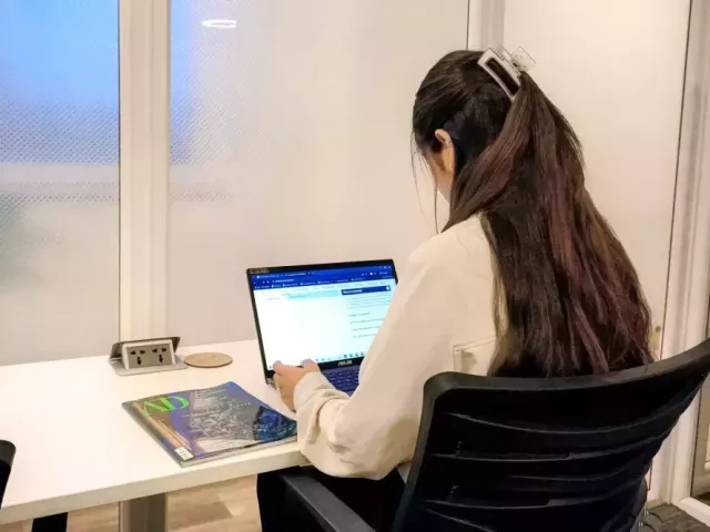 modern-workspaces-at-jumpstart-coworking-hub