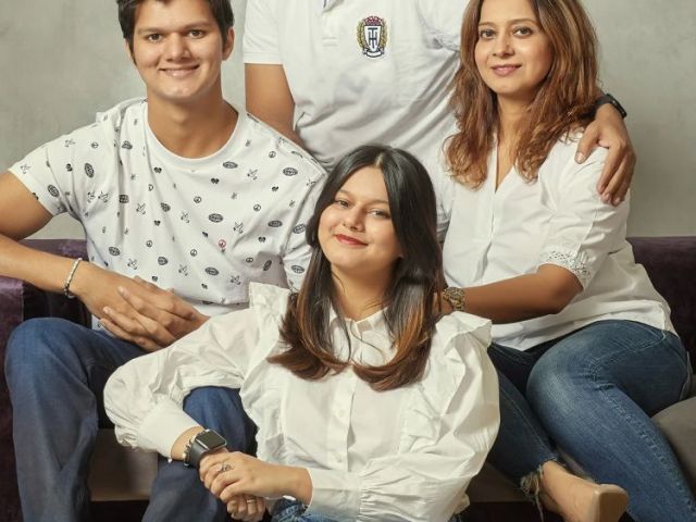 family-portrait-photography-in-mumbai-professional-photoshoot