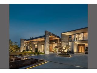 through-luxury-modern-home-design-lsi-la-sorogeeka-interiors-small-0