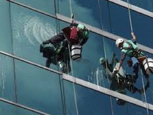 building-glass-cleaning-services-noida