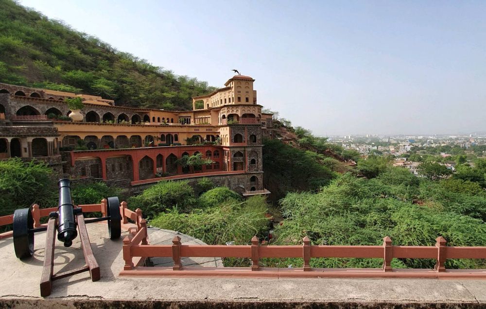 beautiful-places-for-destination-wedding-in-neemrana-big-0