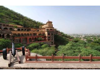 beautiful-places-for-destination-wedding-in-neemrana-small-0