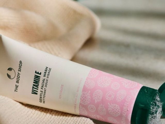 vitamin-e-face-wash-for-soft-hydrated-and-clean-skin