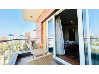 experience-comfort-at-hotels-near-medanta-hospital-gurgaon-small-3