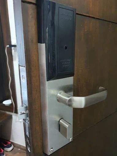 get-advanced-rfid-hotel-door-locks-at-best-prices-big-0