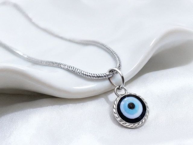 stylish-evil-eye-pendant-for-protection-daily-wear