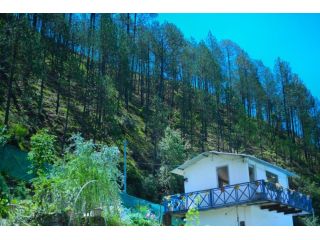 this-luxury-resort-in-mukteshwar-features-well-designed-rooms-small-0
