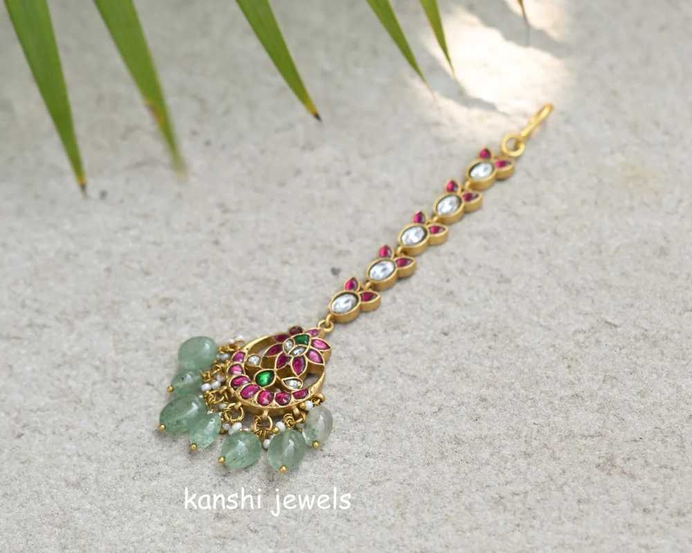 stunning-pendant-maang-tikas-for-glamorous-celebrations