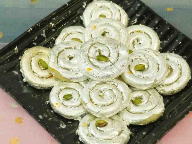 best-sweet-shop-in-uttam-nagar-for-fresh-kaju-katli