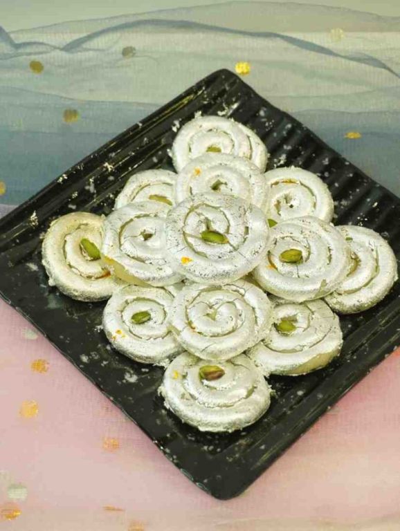 sweet-shop-in-uttam-nagar-delicious-kaju-katli-more-big-0