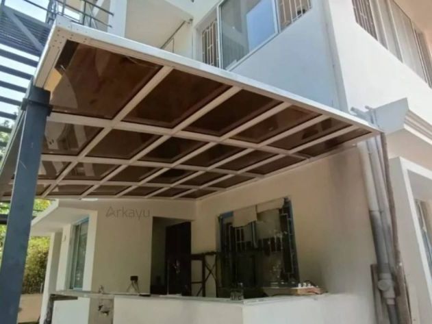 how-metal-pergola-with-roof-systems-improve-outdoor-durability