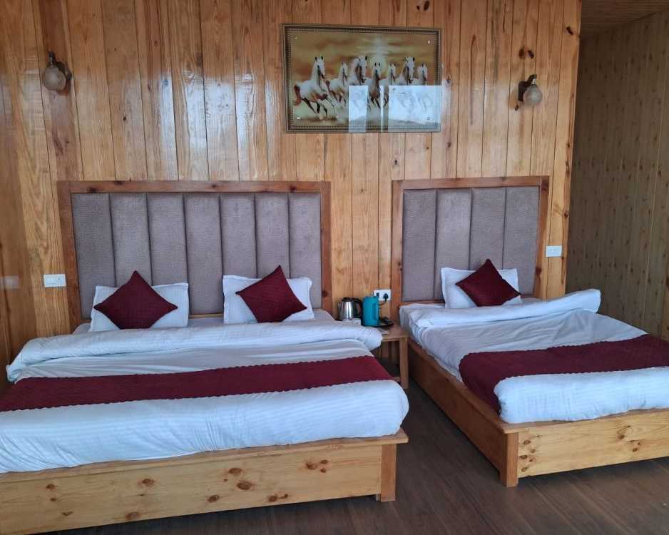 couple-hotel-in-dhanaulti