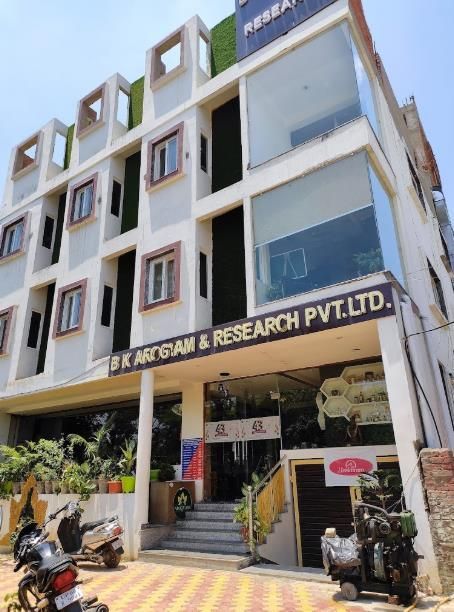 experienced-ayurvedic-doctor-in-varanasi-for-natural-care-big-0