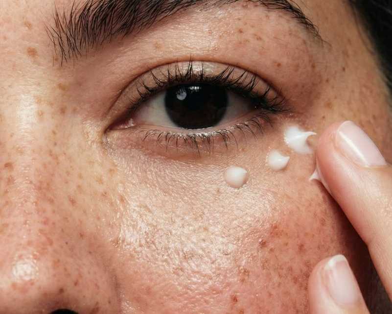 hydrating-under-eye-formula-for-smooth-skin