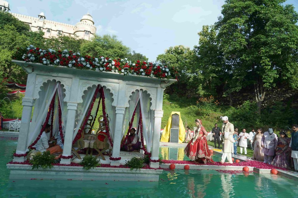 luxury-destination-fort-wedding-in-udaipur-fern-bambora-fort-big-1