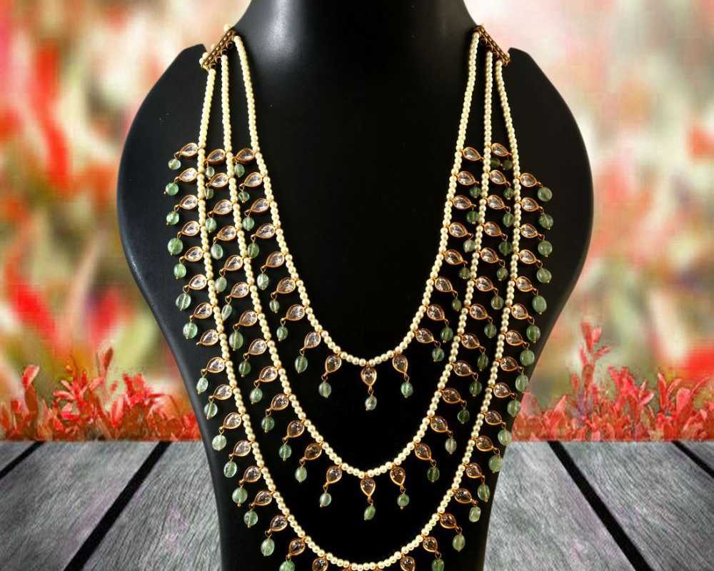 beautiful-kundan-maang-tikka-elegant-bridal-accessory