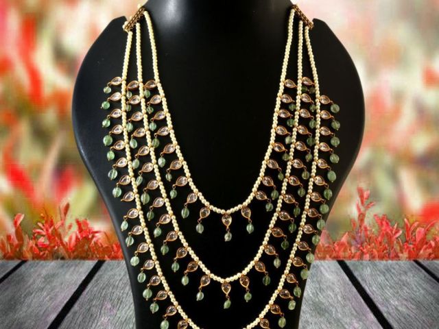 beautiful-kundan-maang-tikka-elegant-bridal-accessory