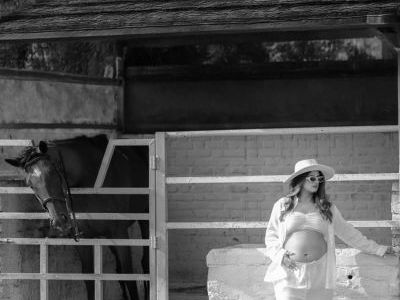 hire-maternity-photographers-in-delhi
