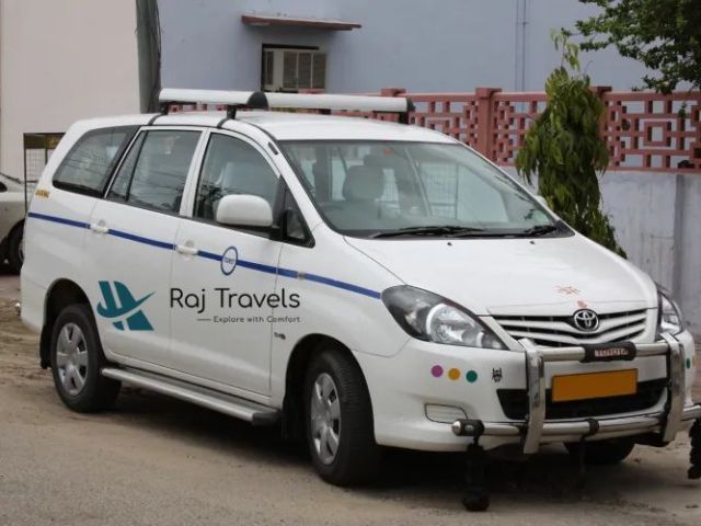 innova-car-rental-jaipur-for-local-and-outstation