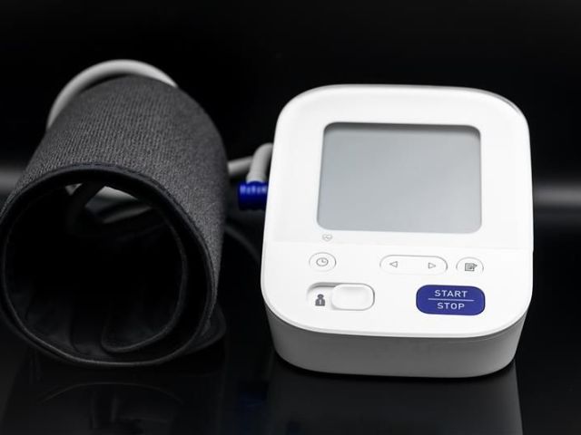 omron-bluetooth-blood-pressure-monitor-with-smart-tracking