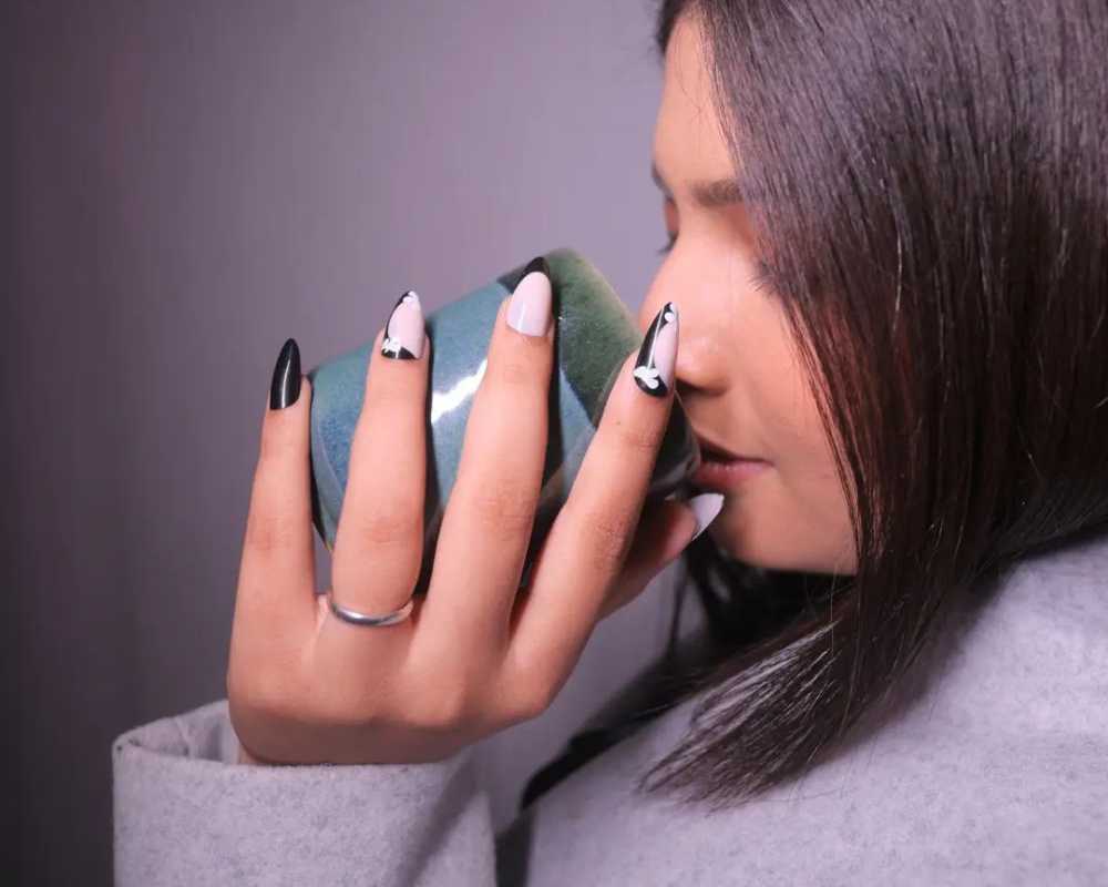 premium-black-swan-nail-art-designs-by-soul-struck