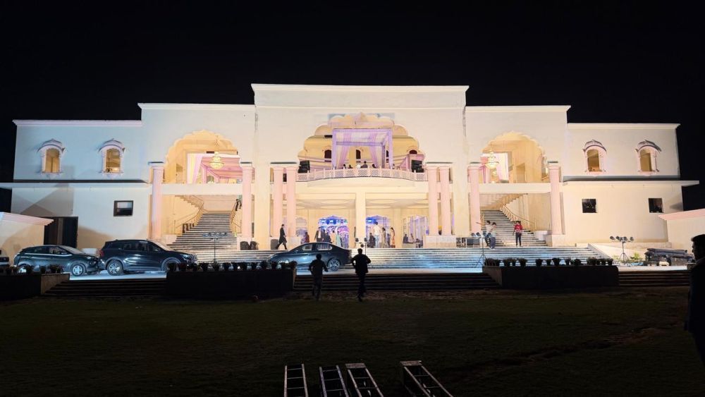 best-hotels-near-gurgaon-for-luxury-stay-celebrations-big-0