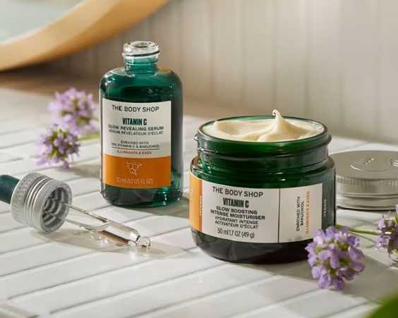 radiant-skin-secret-with-vitamin-c-glow-boosting-moisturiser