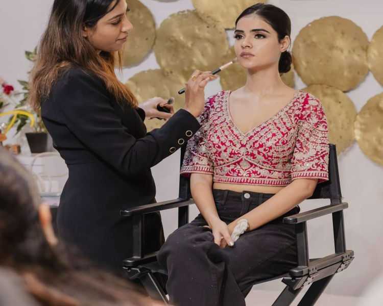 best-bridal-makeup-course-in-india-by-experts