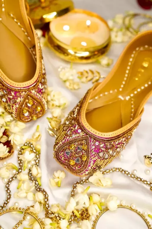discover-handmade-juttis-for-ladies-that-are-simply-stunning-big-0