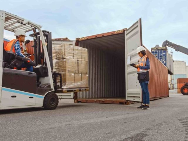 simplify-shipping-with-shipdaak-trusted-shipping-aggregator