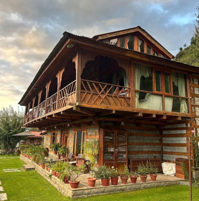 cozy-homestays-in-kullu-manali-with-scenic-mountain-views-big-0