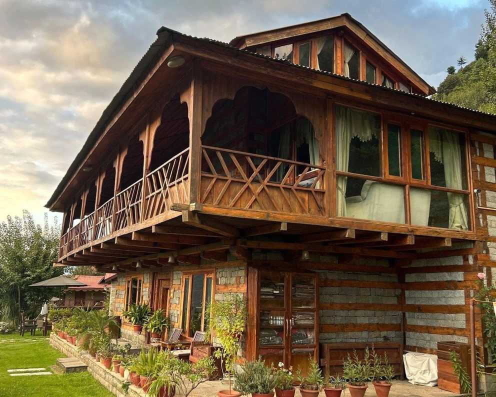 cozy-homestays-in-kullu-manali-with-scenic-mountain-views