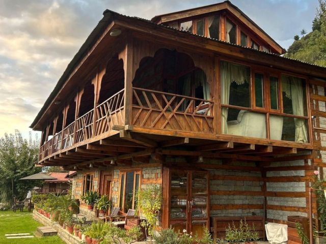 cozy-homestays-in-kullu-manali-with-scenic-mountain-views