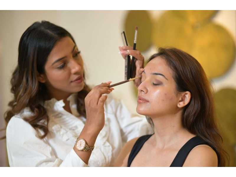 best-bridal-makeup-course-in-india-small-1
