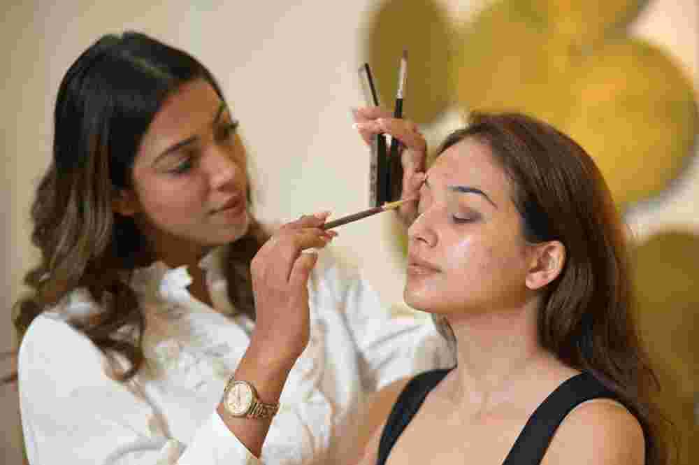 best-celebrity-bridal-makeup-artist-in-mumbai-big-1