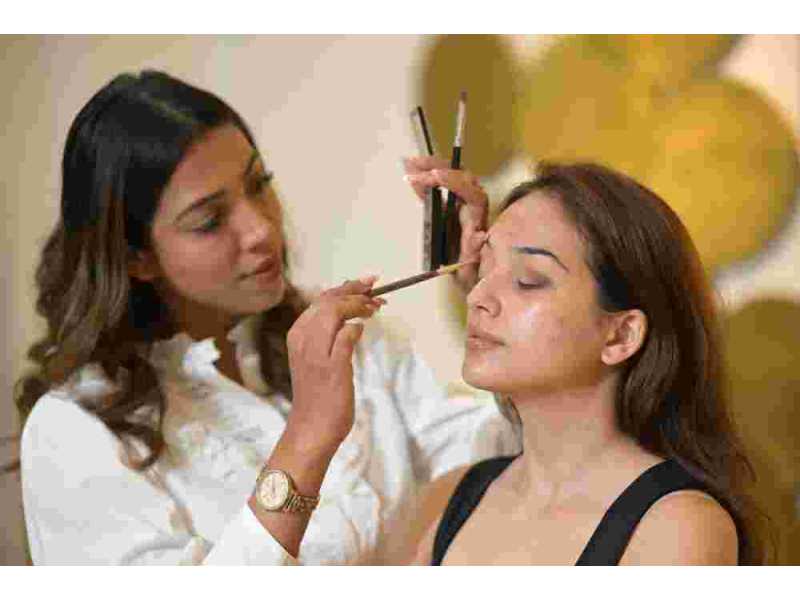 best-celebrity-bridal-makeup-artist-in-mumbai-small-1