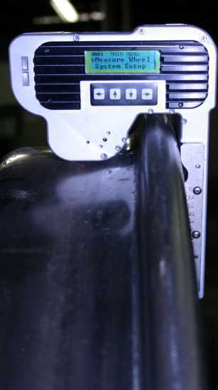 electronic-wheel-gauge-for-accurate-railway-inspection-big-0