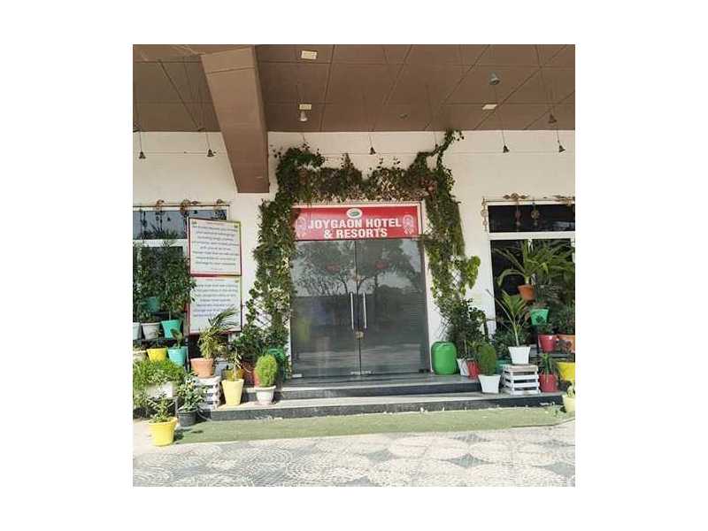 best-hotel-resorts-in-gurugram-small-0