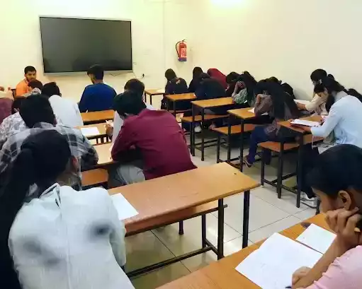 best-iit-jee-neet-coaching-in-bhopal-by-iit-alumni-the-lamp-classes