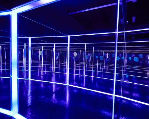 infinity-led-light-mirror-room-design-immersive-led-mirror-room-concepts