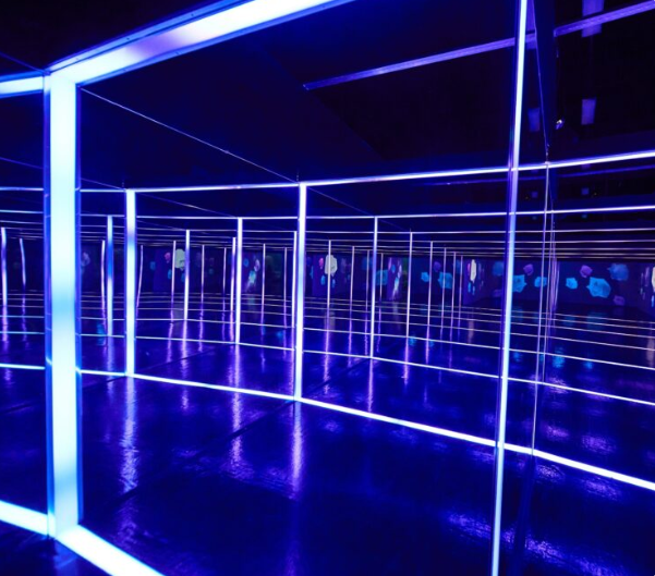 infinity-led-light-mirror-room-design-immersive-led-mirror-room-concepts-big-0