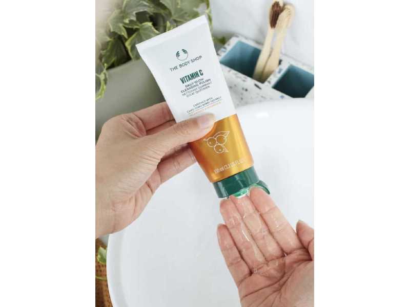 shop-vitamin-c-face-wash-online-at-the-body-shop-india-small-0