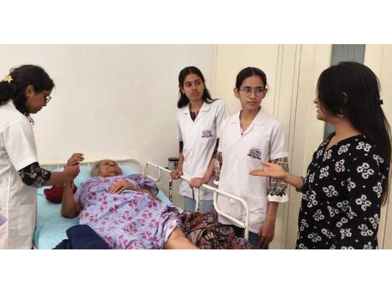 professional-physiotherapy-for-elderly-in-vadodara-care-small-0