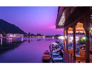 Kashmir Houseboat Package Tour: Unwind in Luxury on Water