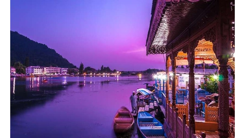 kashmir-houseboat-package-tour-unwind-in-luxury-on-water-big-0